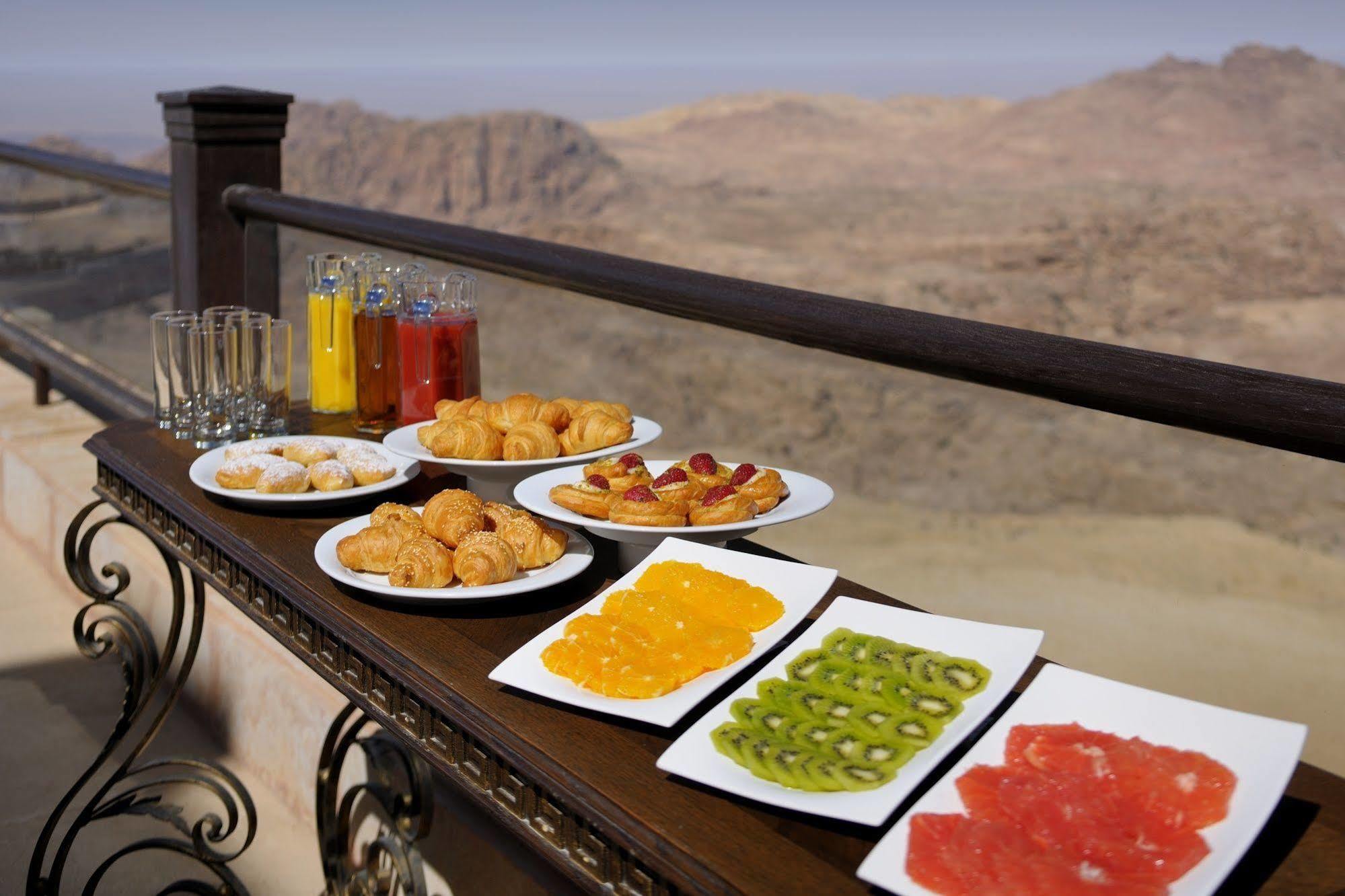Petra Marriott Hotel Wadi Musa Exteriör bild